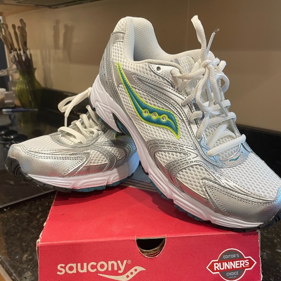 Saucony oasis running shoes- new/ never worn / in box. - Picture 3 of 3